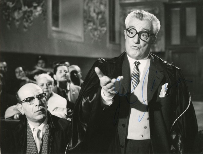 Vittorio De Sica in Il giudizio universale. With his signature touch.