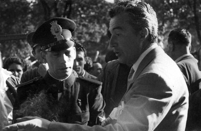 Vittorio De Sica on the set of I bambini ci guardano